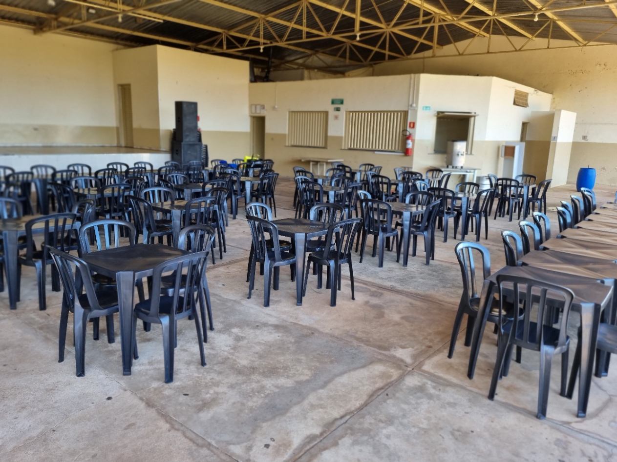 Mesas e cadeiras pretas