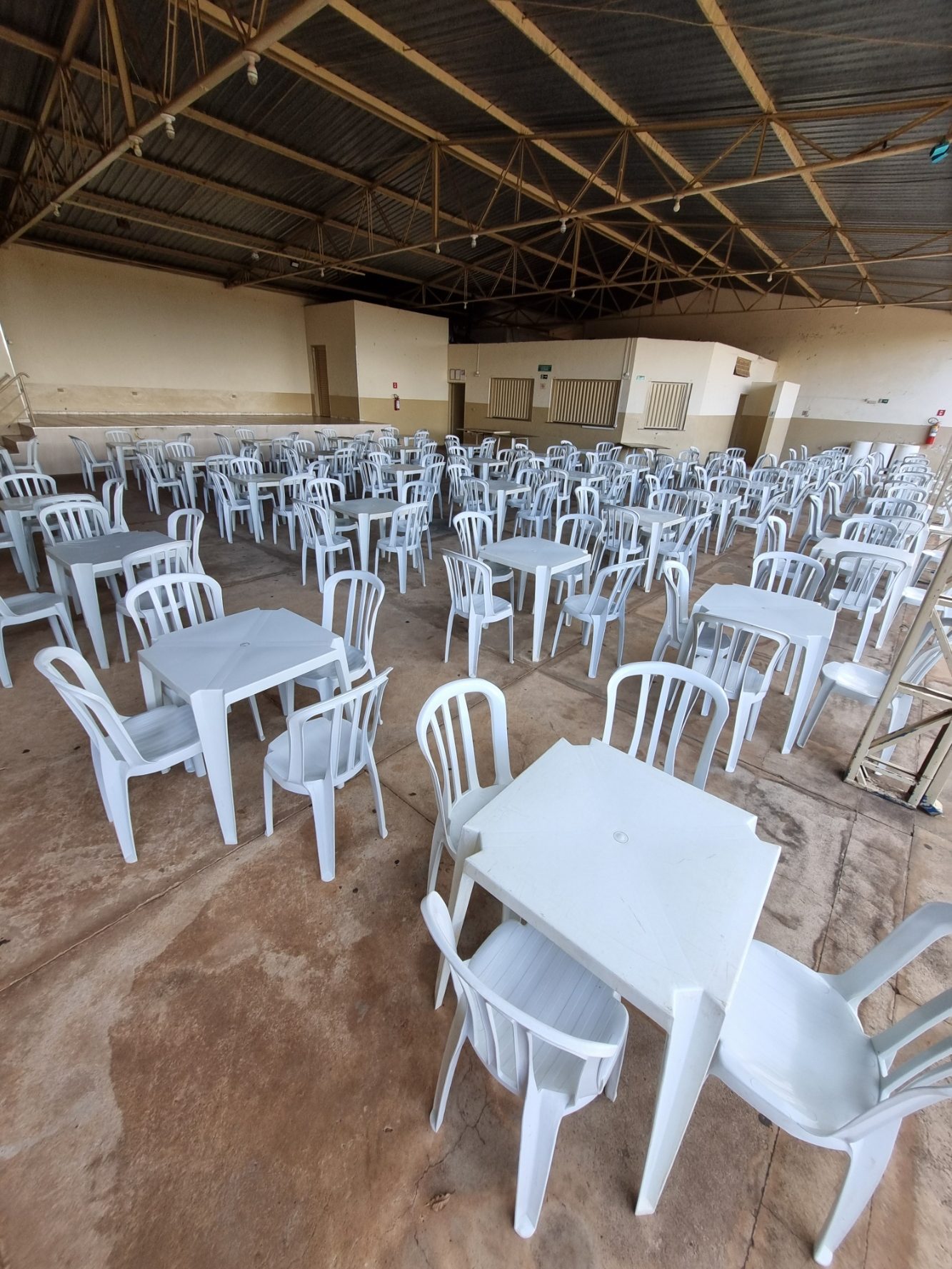 Mesas e cadeiras brancas